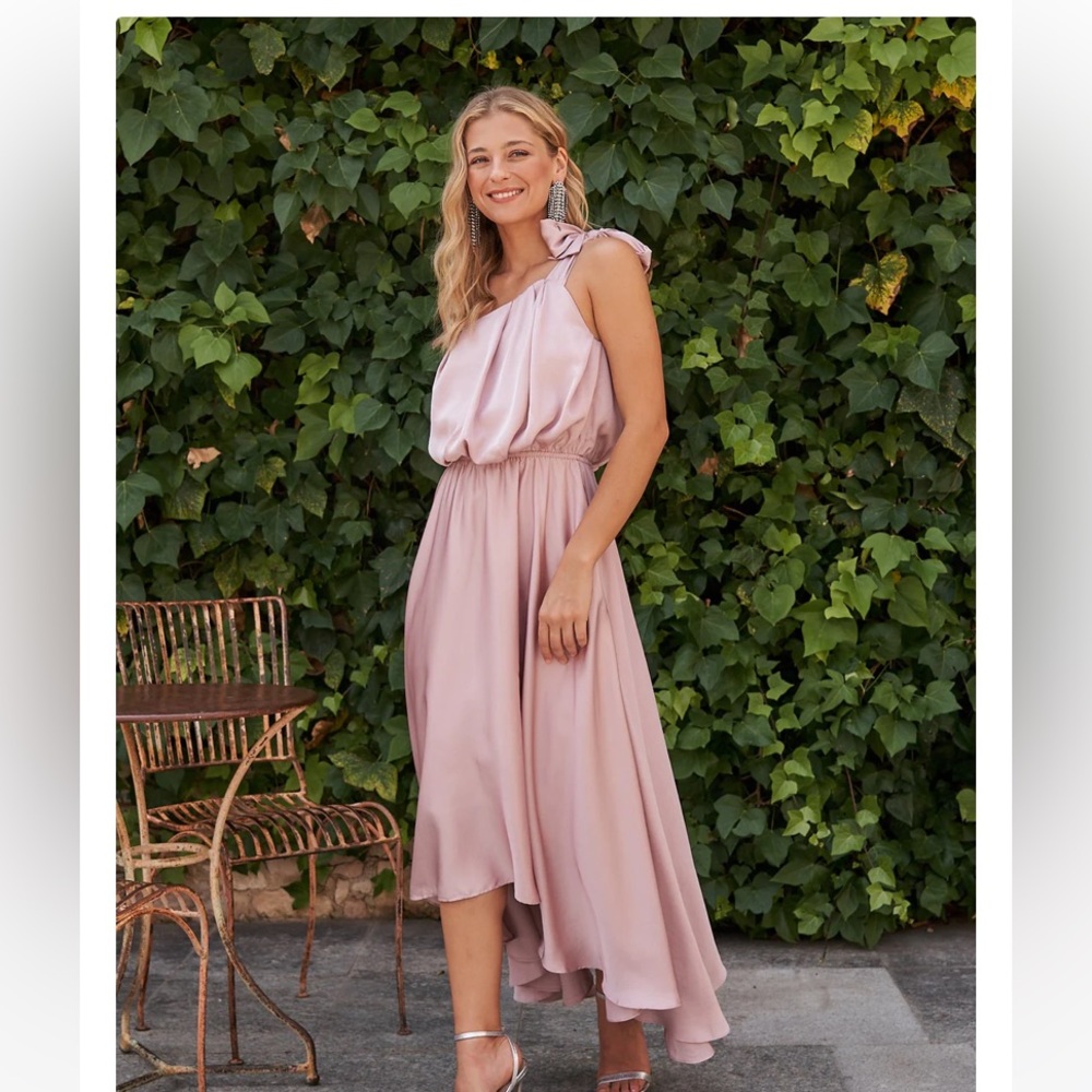 One-shoulder old pink dress
